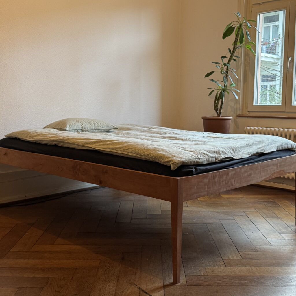 Bettgestell aus Birnbaum