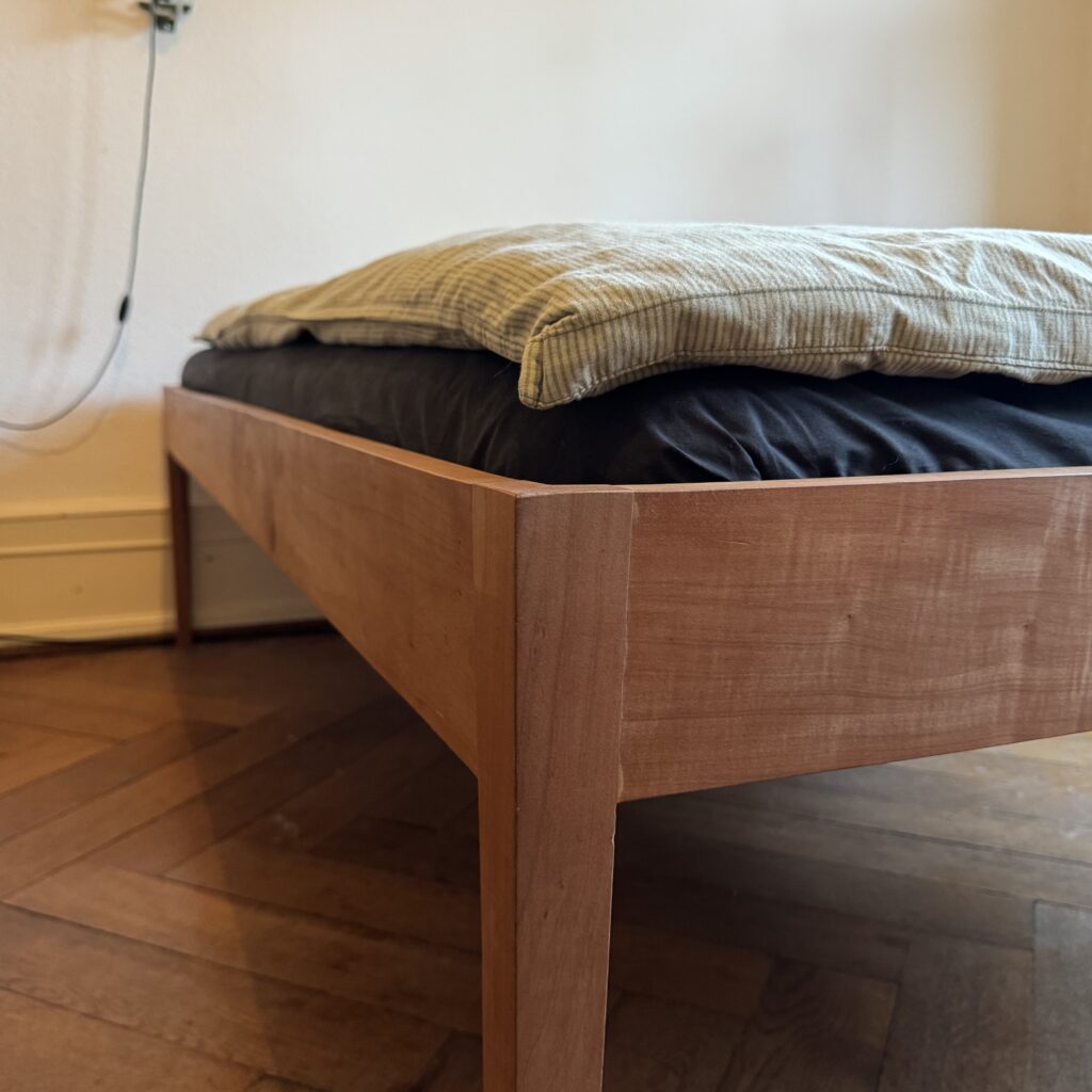 Bettgestell aus Birnbaum