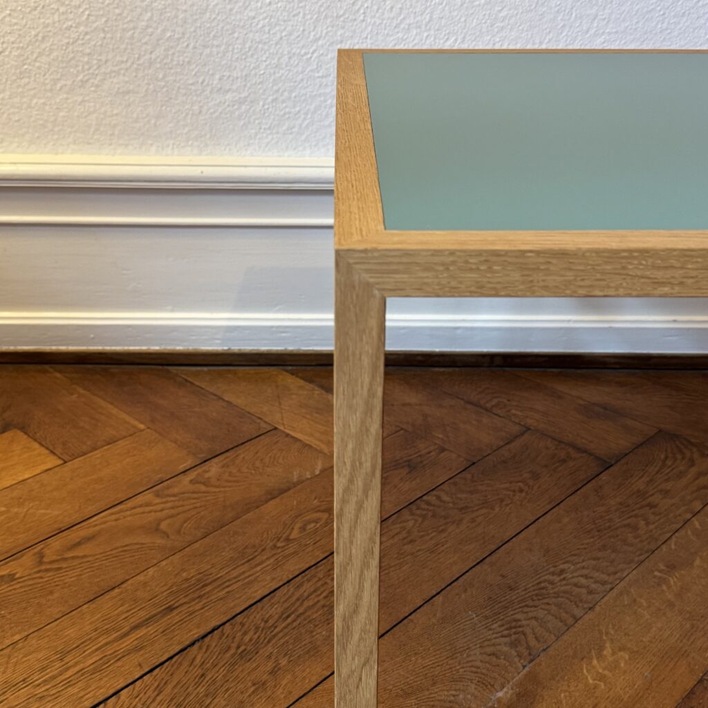 Couchtisch aus Eiche und HPL